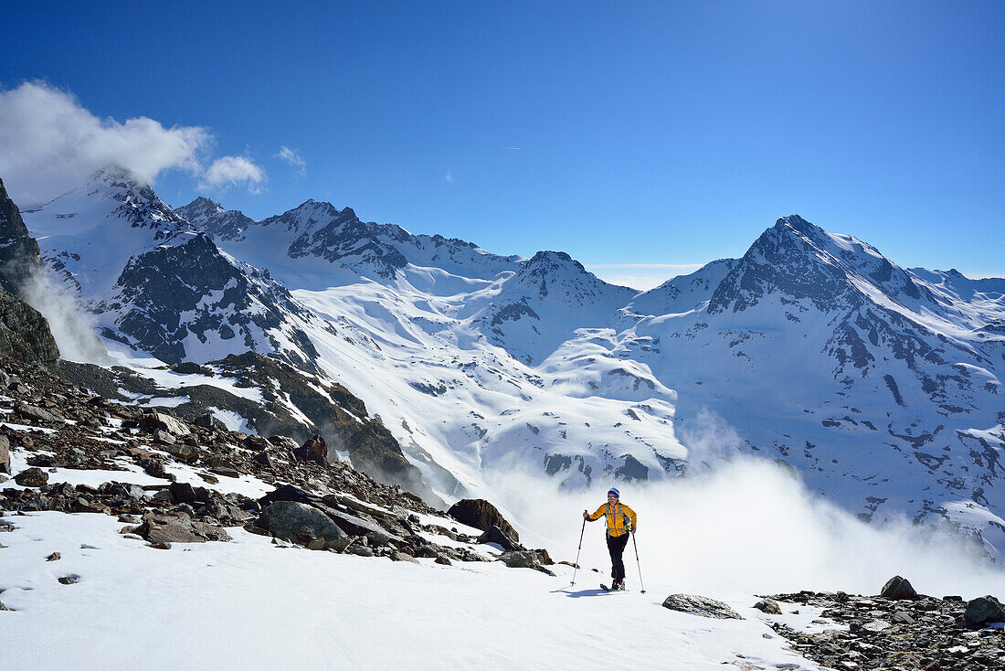 Frau auf Skitour steigt zum Piz Buin auf, Dreiländerspitze und Jamspitzen im Hintergrund, Silvretta, Unterengadin, Engadin, Kanton Graubünden, Schweiz