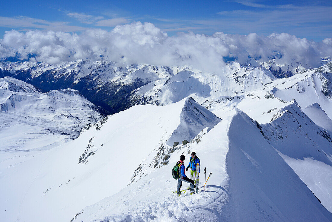 Zwei Skitourengeher stehen am Grat des Großen Möseler, Zillertaler Alpen, Südtirol, Italien