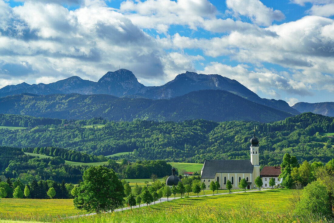 Filial- und Wallfahrtskirche St. Marinus und Anian mit Mangfallgebirge im Hintergrund, Wilparting, Irschenberg, Oberbayern, Bayern, Deutschland