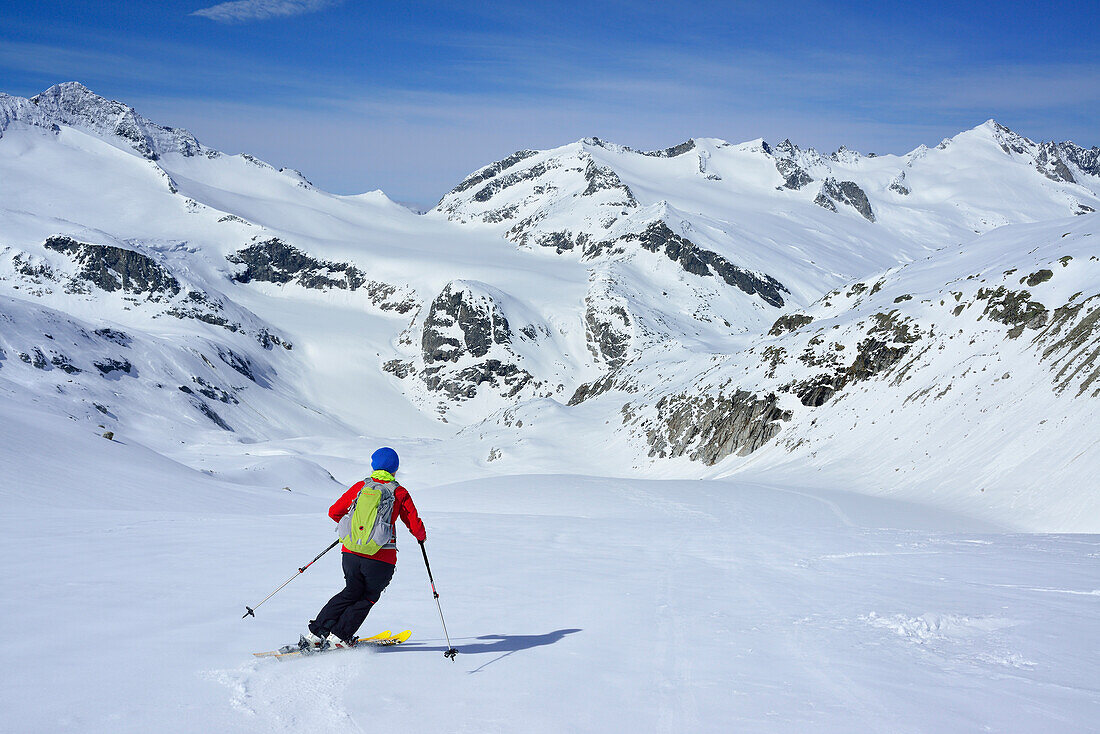 Frau auf Skitour fährt vom Großvenediger ab, Venedigergruppe, Nationalpark Hohe Tauern, Salzburg, Österreich