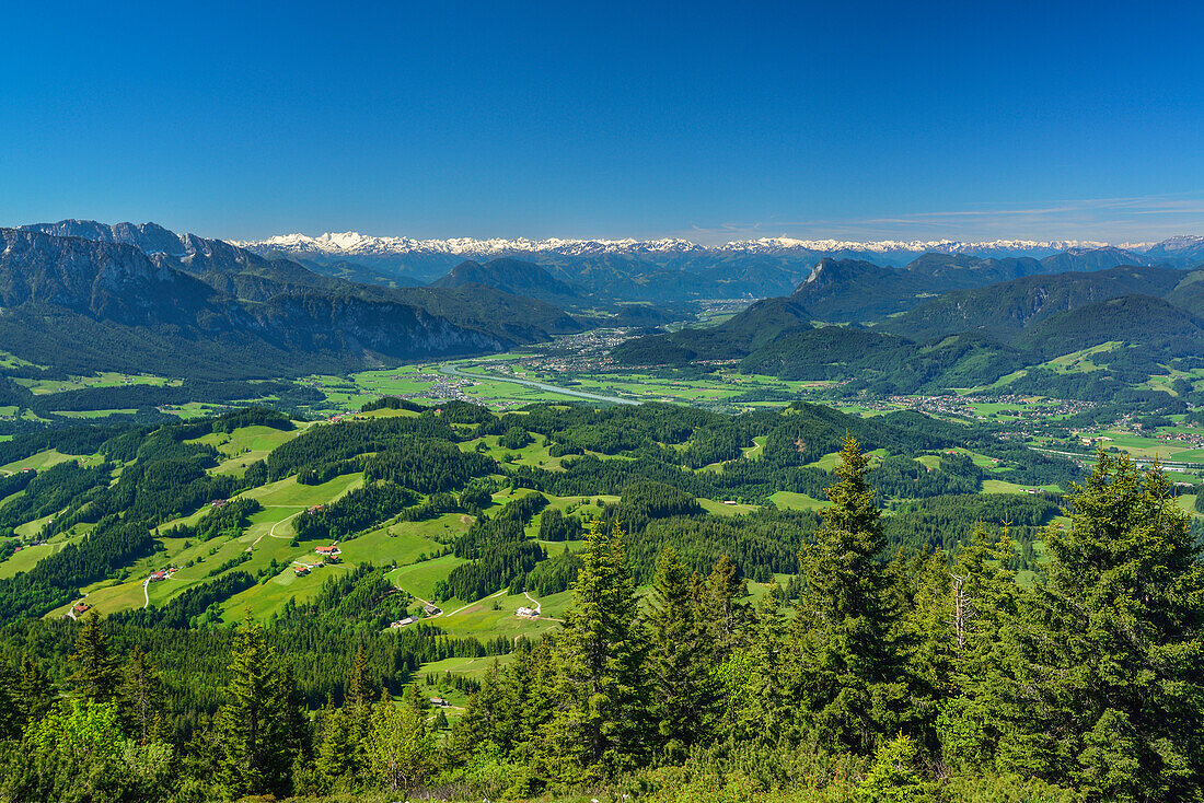 Blick über Inntal, Kaisergebirge und Zillertaler Alpen im Hintergrund, Spitzstein, Chiemgauer Alpen, Tirol, Österreich
