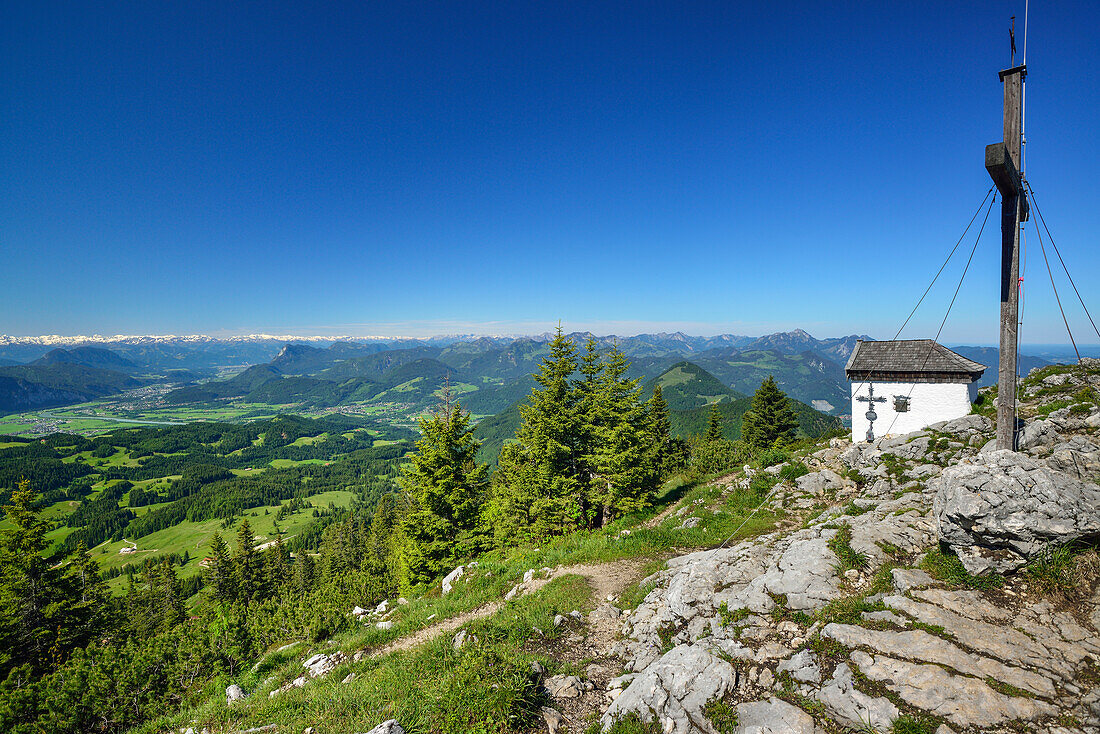 Kapelle und Kreuz am Gipfel des Spitzstein, Inntal, Zillertaler Alpen und Bayerische Alpen im Hintergrund, Chiemgauer Alpen, Tirol, Österreich