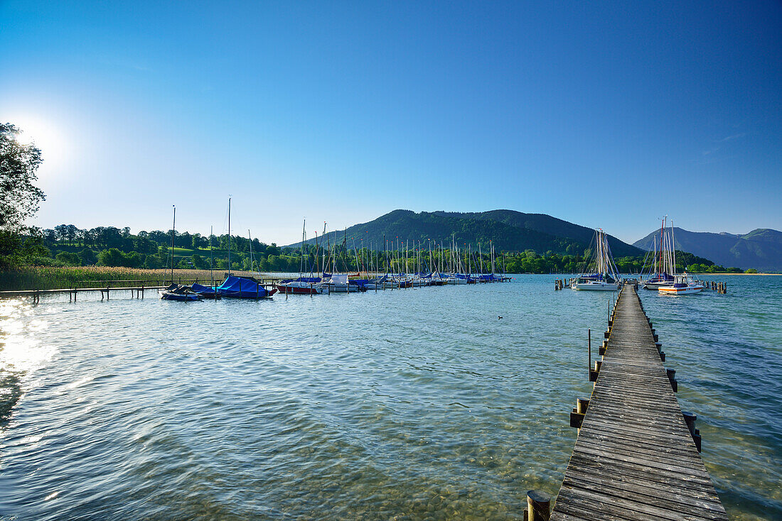 Bootssteg und Segelboote am Tegernsee, Bayerische Alpen, Oberbayern, Bayern, Deutschland