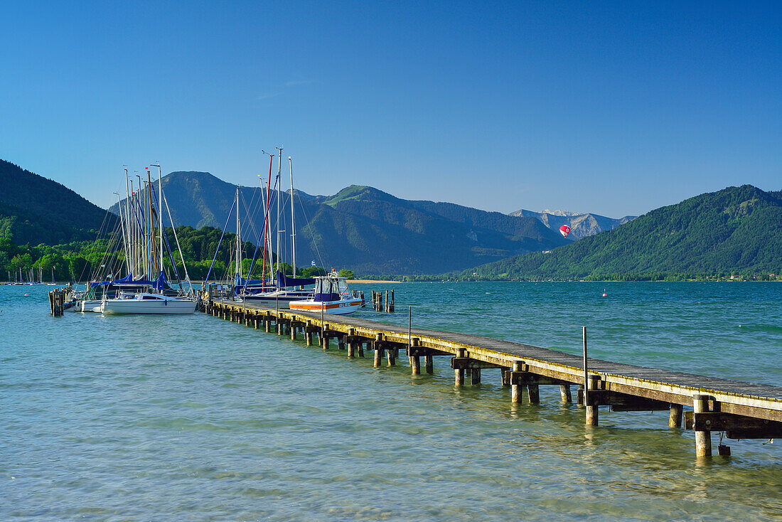 Bootssteg und Segelboote am Tegernsee, Bayerische Alpen, Oberbayern, Bayern, Deutschland