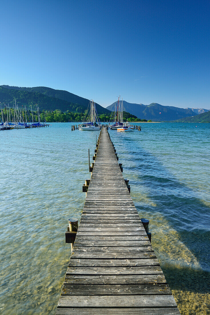 Bootssteg und Segelboote am Tegernsee, Bayerische Alpen, Oberbayern, Bayern, Deutschland