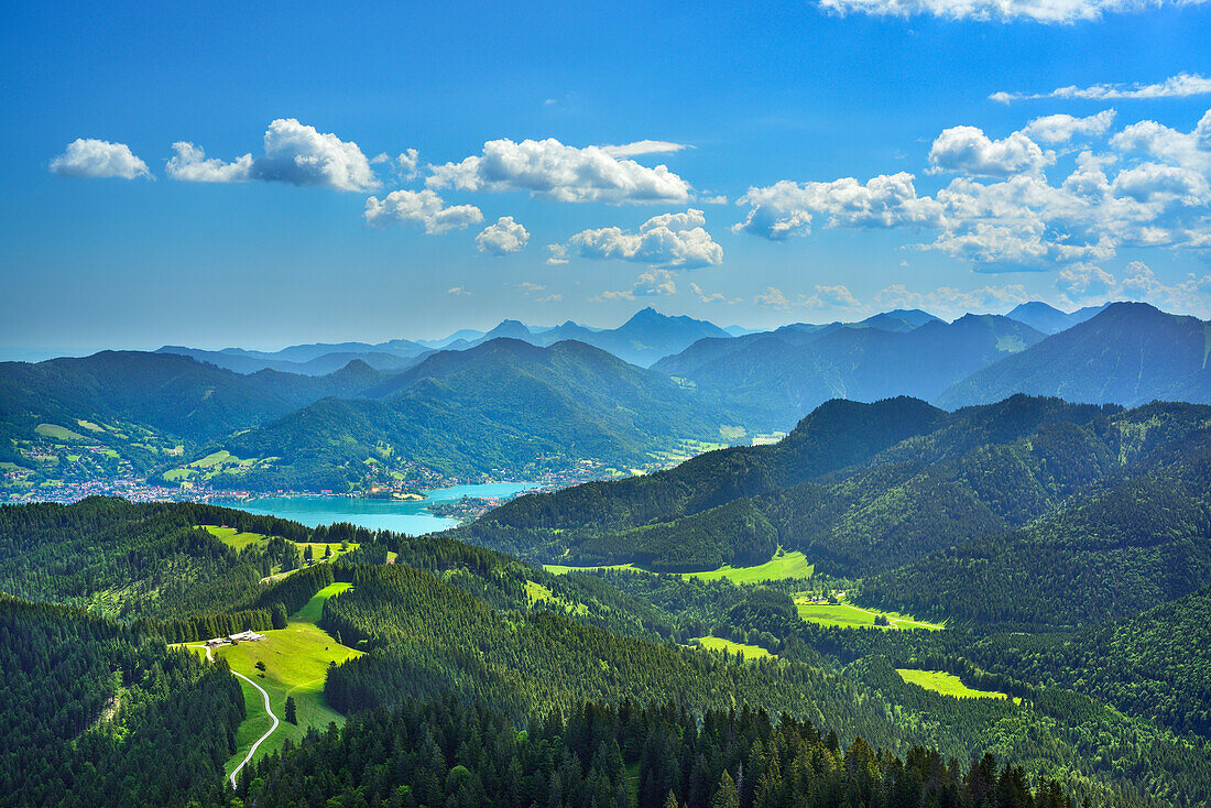 Blick vom Fockenstein auf Aueralm, Tegernsee und Bayerische Alpen mit Wendelstein, Oberbayern, Bayern, Deutschland