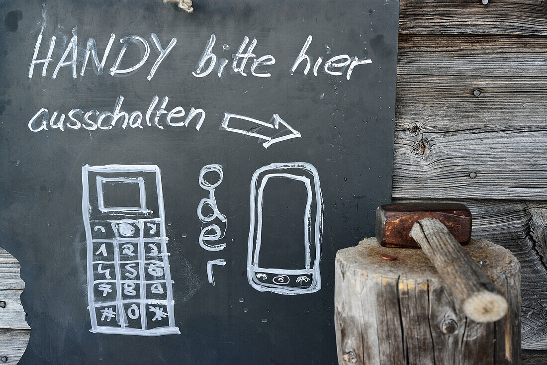 Schild mit der Aufforderung Mobiltelefone auszuschalten, Tegernseer Hütte, Bayerische Voralpen, Oberbayern, Bayern, Deutschland