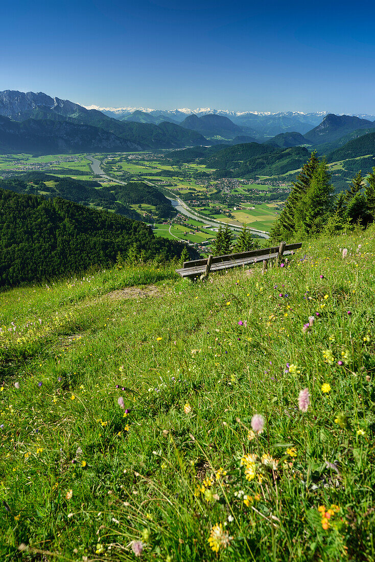 Bank in einer Blumenwiese, Kaisergebirge, Inntal und Zillertaler Alpen im Hintergrund, Kranzhorn, Chiemgauer Alpen, Tirol, Österreich