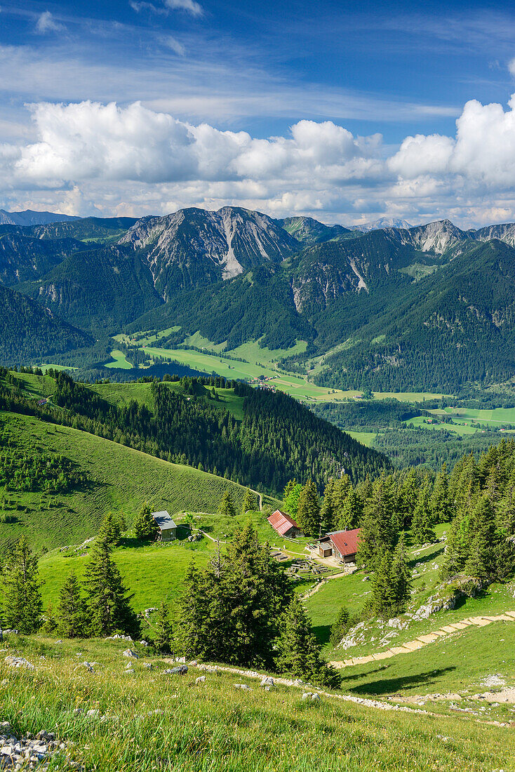 Hubertushütte mit Hochmiesing und Spitzinggebiet im Hintergrund, Breitenstein, Mangfallgebirge, Bayerische Voralpen, Oberbayern, Bayern, Deutschland