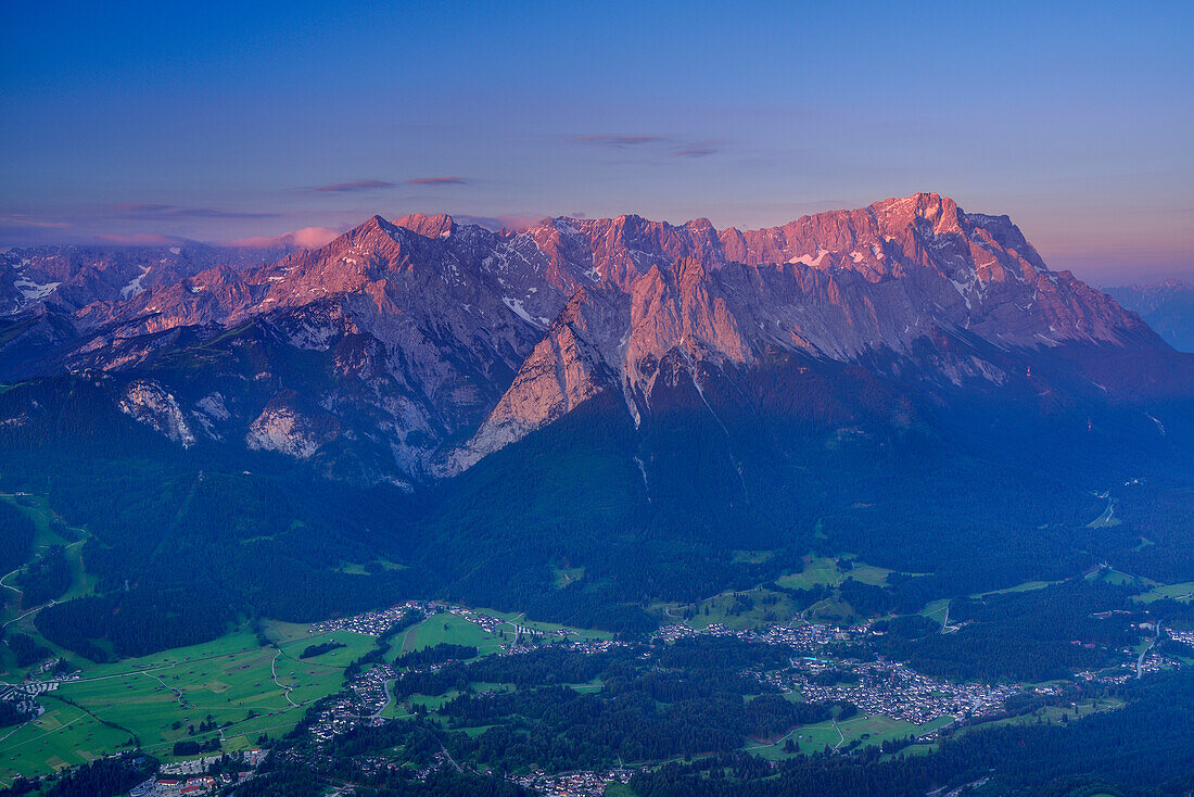 Wetterstein with Alpspitze and Zugspitze, Kramer, Ammergau Alps, Werdenfelser Land, Upper Bavaria, Bavaria, Germany