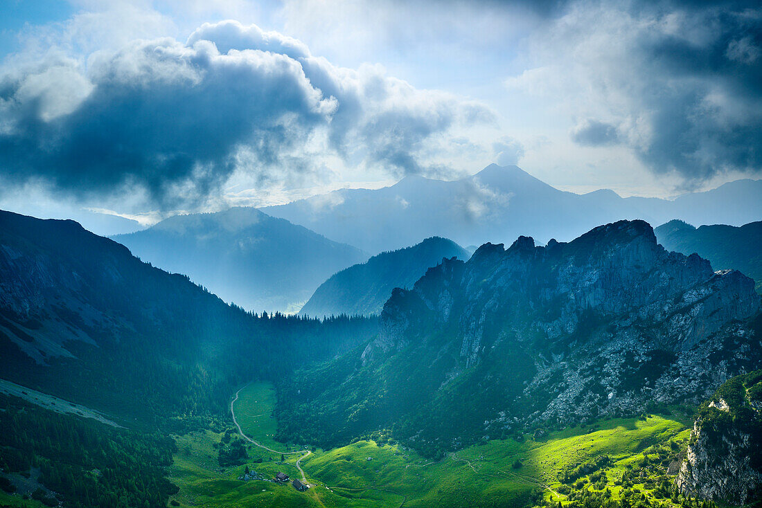 Blick über Großtiefentalalm und Ruchenköpfe, Spitzinggebiet, Mangfallgebirge, Bayerische Voralpen, Oberbayern, Bayern, Deutschland
