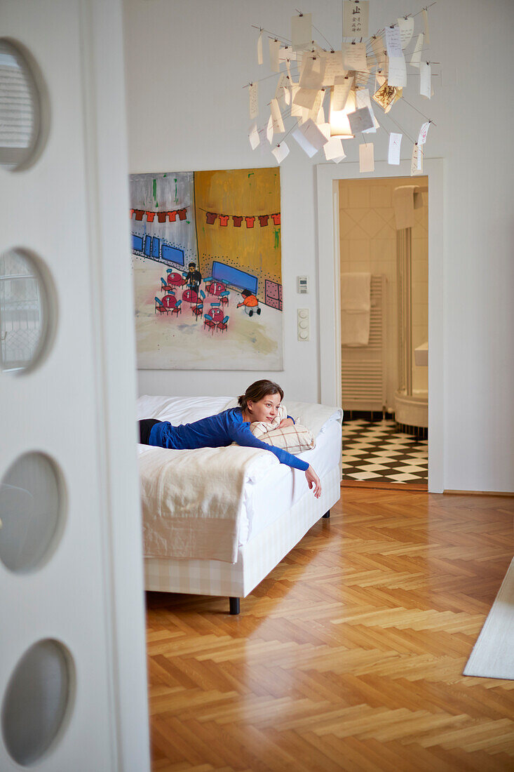 Frau auf dem Bett der Boesendorfer Suite Nr. 27 mit Fluegel, Altstadt Vienna Hotel, Stadthotel, Kirchengasse 41, 7. Bezirk, Wien, Österreich