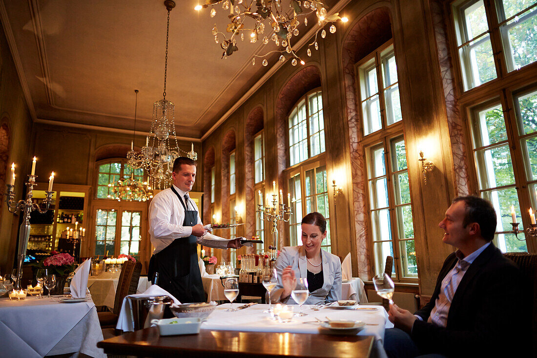 Gäste im Restaurant im historischen Festsaal, Villa Sorgenfrei, Landhotel, Augustusweg 48, Radebeul, Dresden, Deutschland