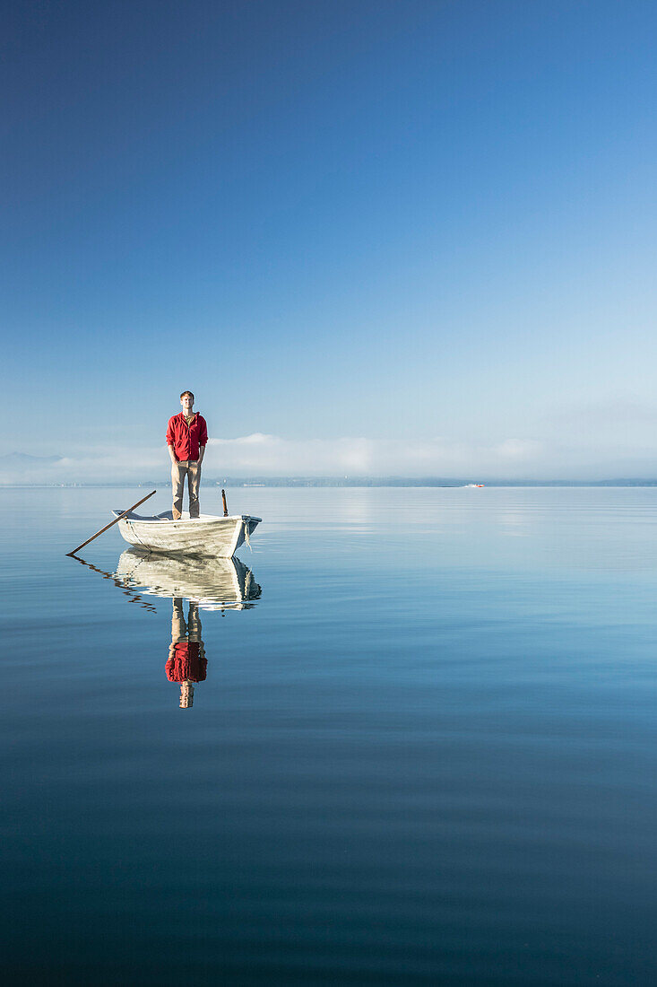 Mann in einem Ruderboot auf dem Starnberger See, Alpen mit Zugspitze im Morgennebel, Berg, Oberbayern, Bayern, Deutschland