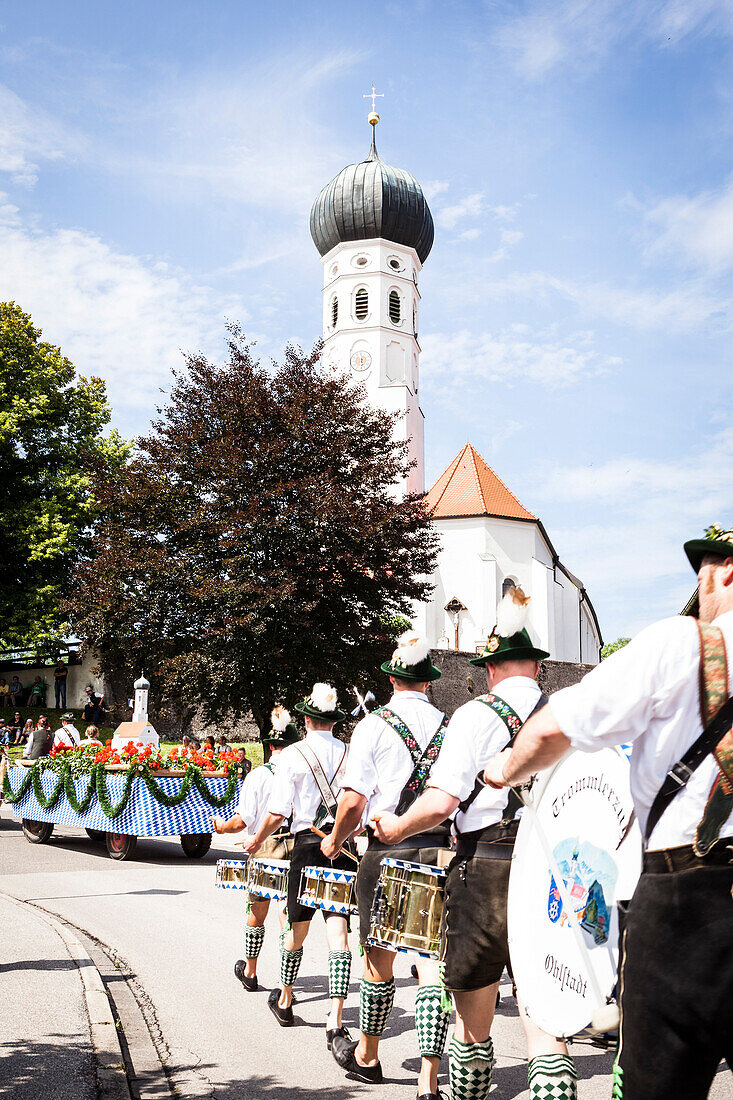 Trachtenumzug bei der 160-Jahre-Feier der Musikkapelle Münsing, Oberbayern, Bayern, Deutschland