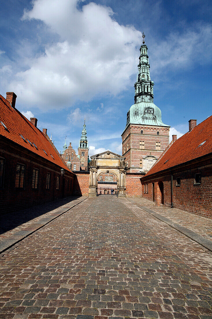 Pflasterstein Straße zum Kastellanhaus am Schloss Frederiksborg, Hillerød, Sjælland, Dänemark, Europa