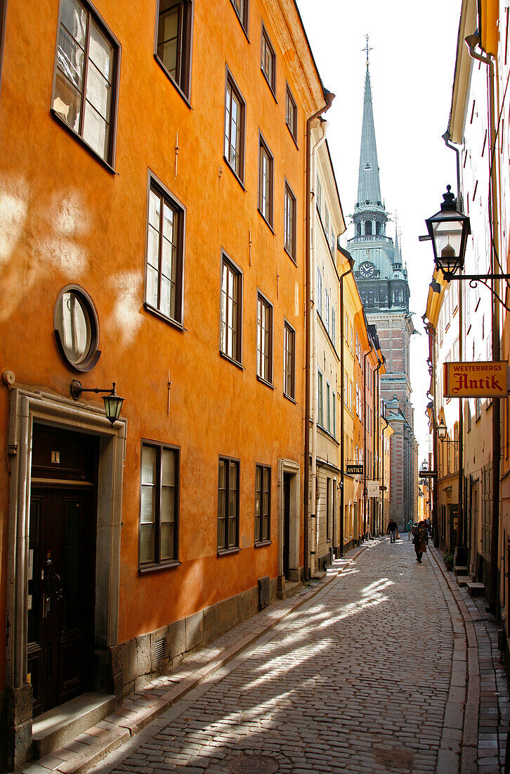 Bunte Häuser in einer Gasse die zur Tyska Kyrkan deutschen Kirche in der Gamla Stan Altstadt führt, Stockholm, Schweden, Europa