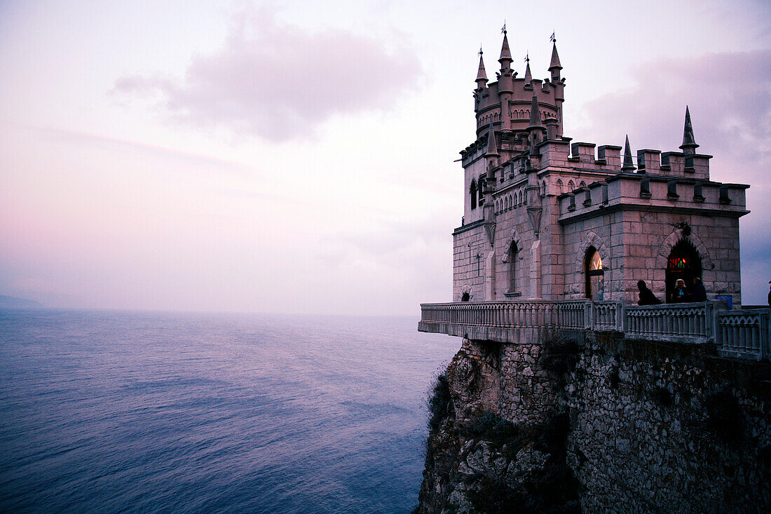 Das Schloss Schwalbennest auf einer Klippe der Krim mit Blick auf Schwarzes Meer, nahe Jalta, Halbinsel Krim, Ukraine, Europa