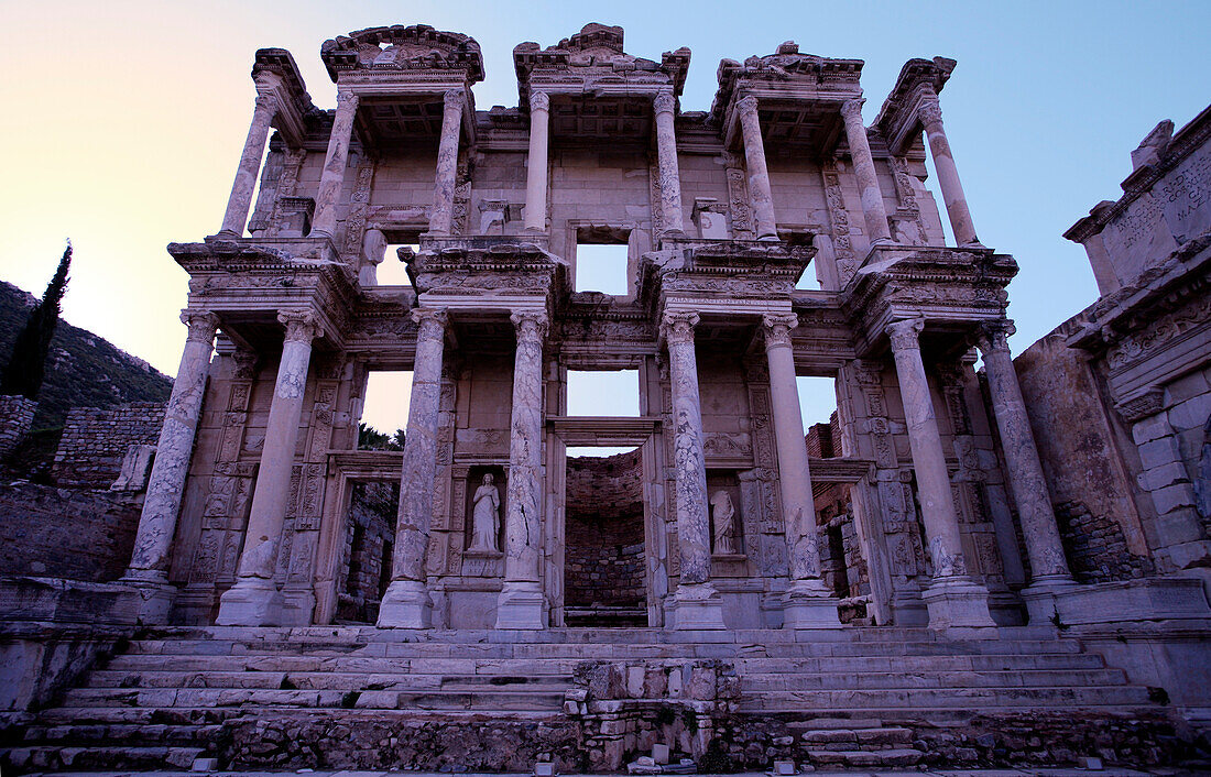 Fassade der Celsus Bibiliothek in den Ruinen von Ephesus, Selcuk, Efes, Türkei, Asien