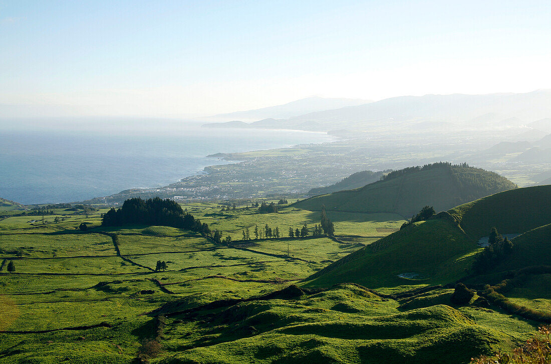 Blick über Felder, Hügel und Küste, nahe Ribeirinha, Insel Sao Miguel, Azoren, Portugal, Europa