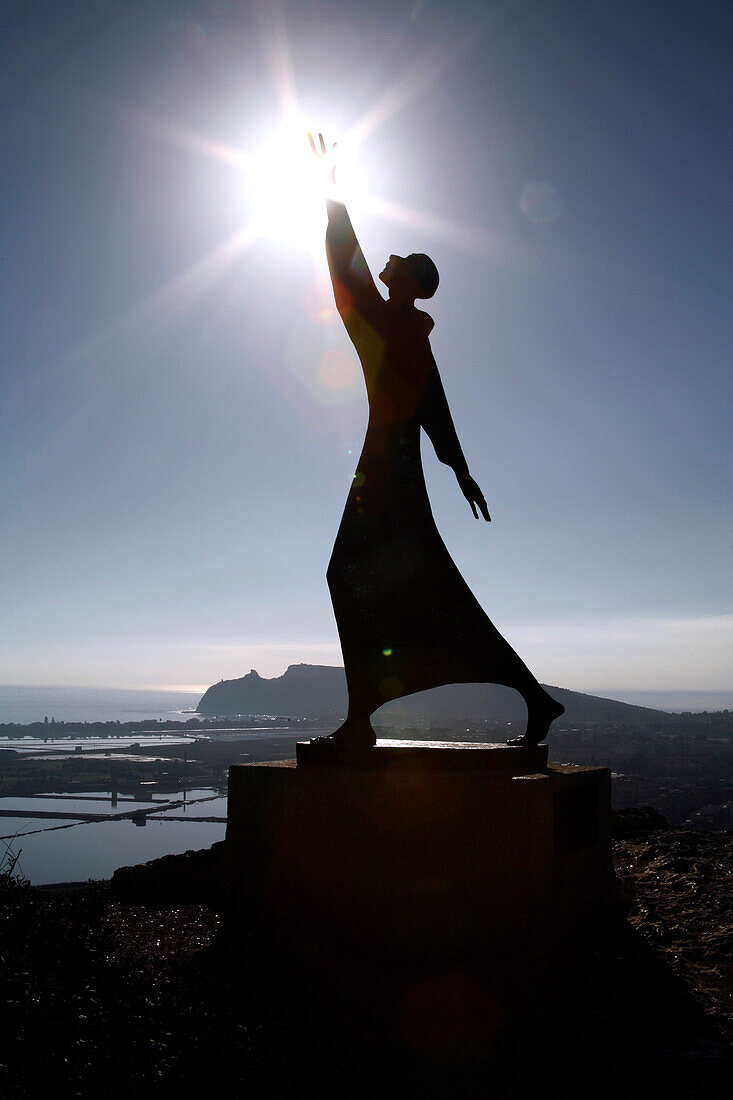 Silhouette von Statue des Heiligen Franziskus auf dem Monte Urpinu, nahe Cagliari, Sardinien, Italien, Europa