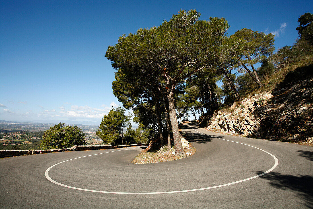 Straße mit Serpentinen zum Castell du Santueri, nahe Felanitx, Mallorca, Balearen, Spanien, Europa