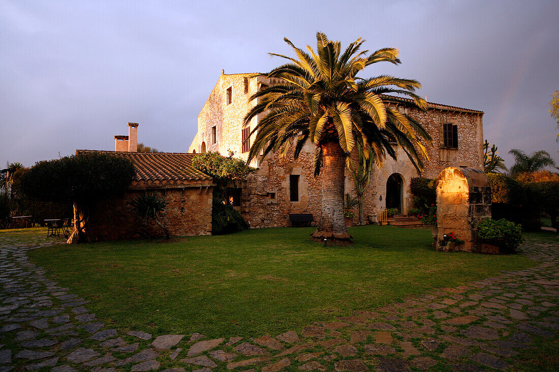 Aussenansicht des La Reserva Rotana Finca Hotel mit Palme und Regenbogen, nahe Manacor, Mallorca, Balearen, Spanien, Europa