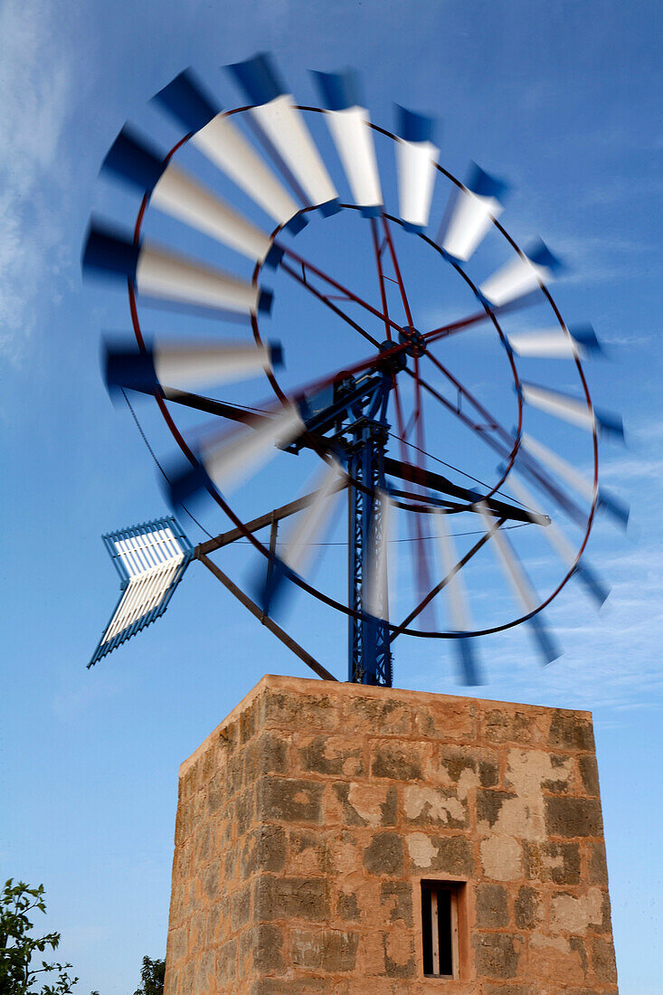 Windrad mit blauen und weißen Rotorblättern auf Windmühle, Santanyi, Mallorca, Balearen, Spanien, Europa