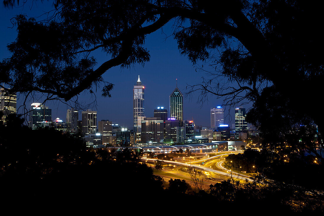 Skyline von Perth bei Nacht, Perth, Western Australia, Australien