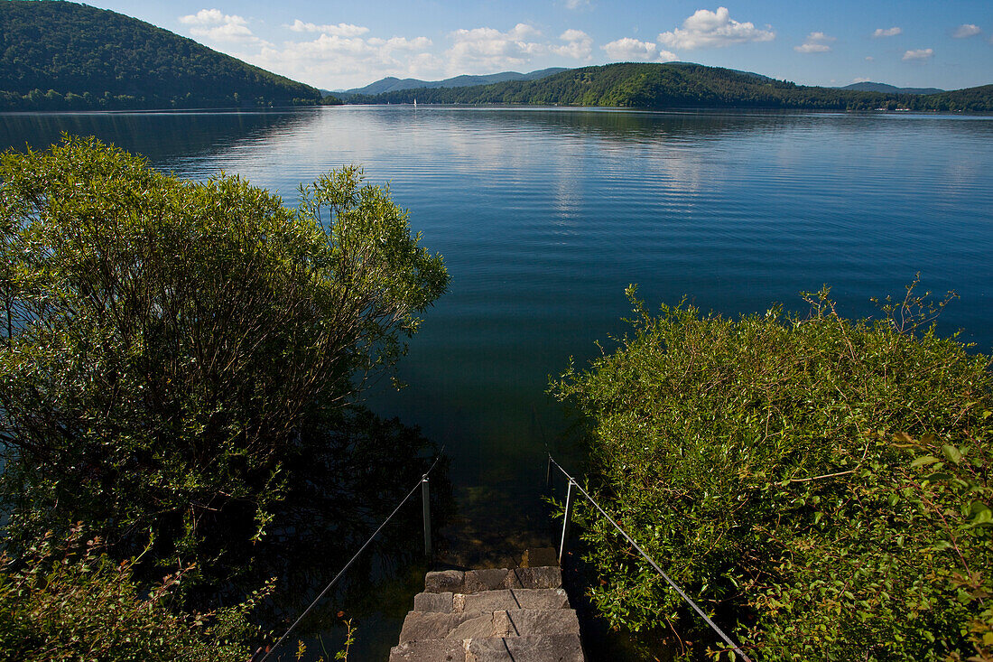 Eine Treppe führt an das Ufer vom Edersee, Nationalpark Kellerwald-Edersee, Nordhessen, Hessen, Deutschland, Europa