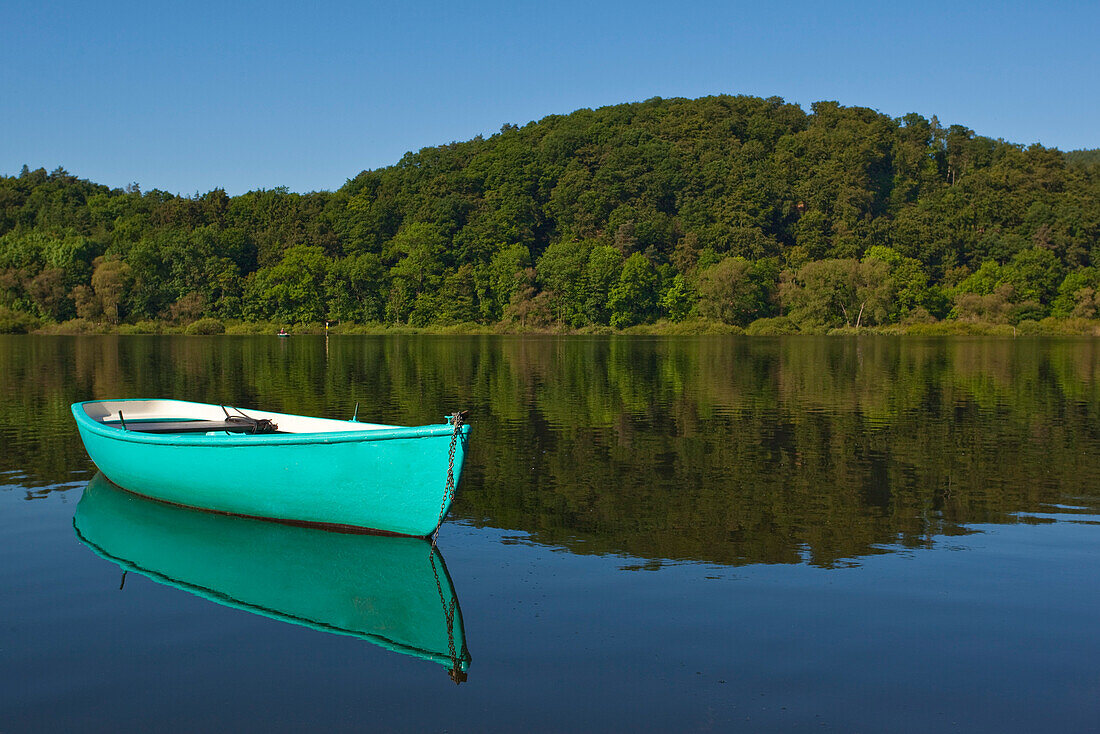 Einsames türkisgrünes Ruderboot auf dem Edersee, Nationalpark Kellerwald-Edersee, Nordhessen, Hessen, Deutschland, Europa