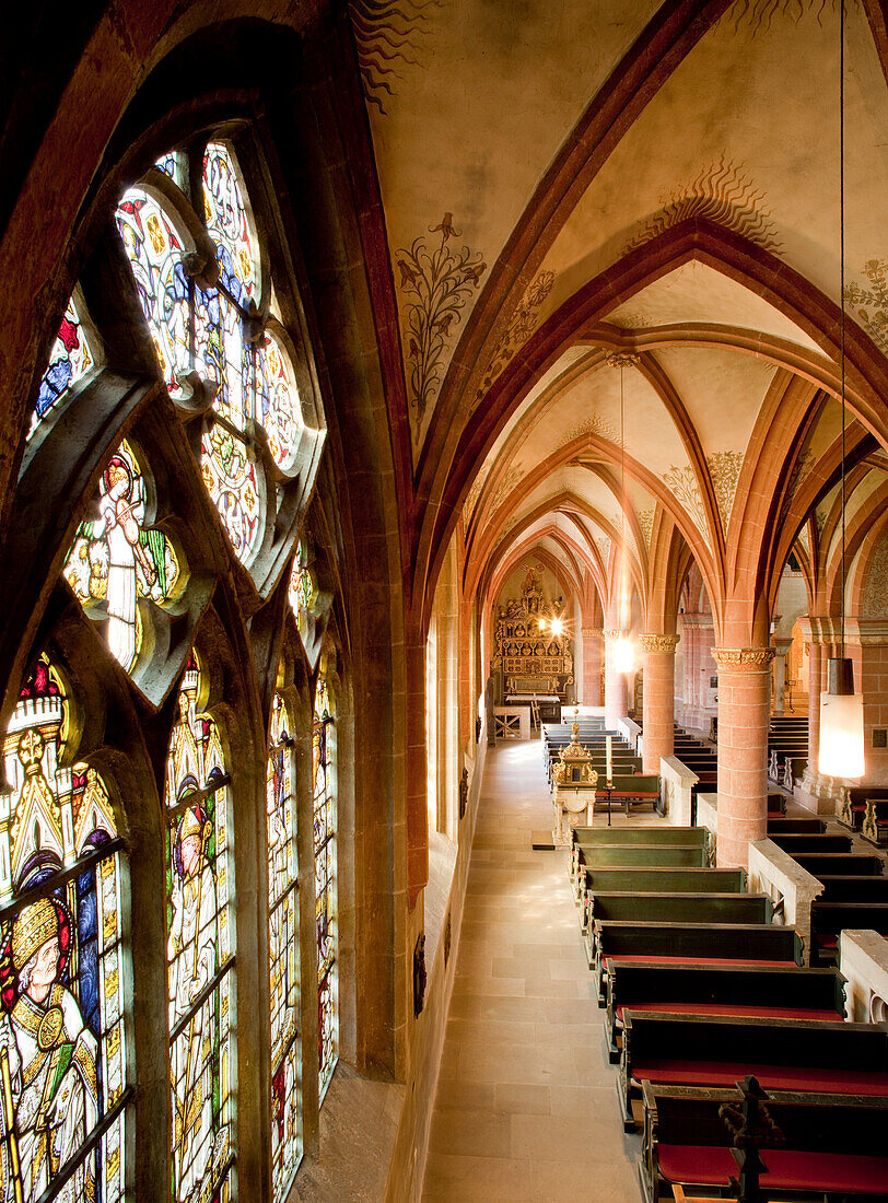 Blick durch das Seitenschiff des Fritzlarer Doms St. Peter, Fritzlar, Nordhessen, Hessen, Deutschland, Europa