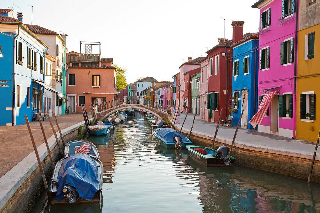 Die farbenfrohen Fassaden von Burano am Morgen, Riva dei Santi, Burano, Venedig, Italien, Europa