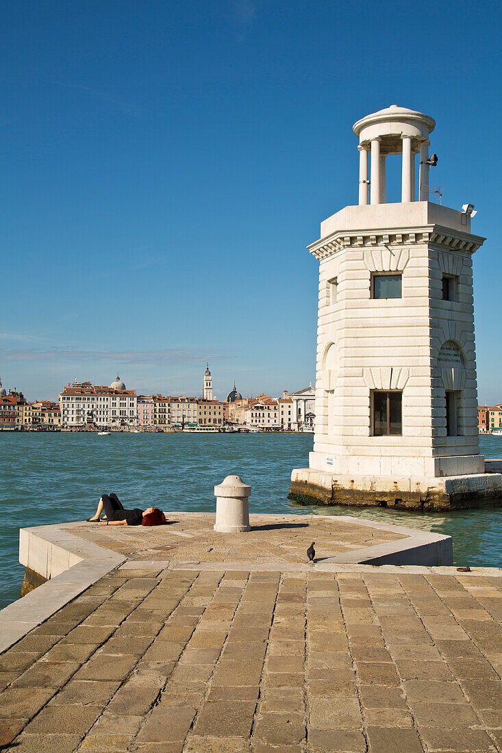 Kleiner Leuchtturm an der Einfahrt zur Marina der Isola di San Giorgo Maggiore Insel am San Marco Basin, Venedig, Venetien, Italien, Europa