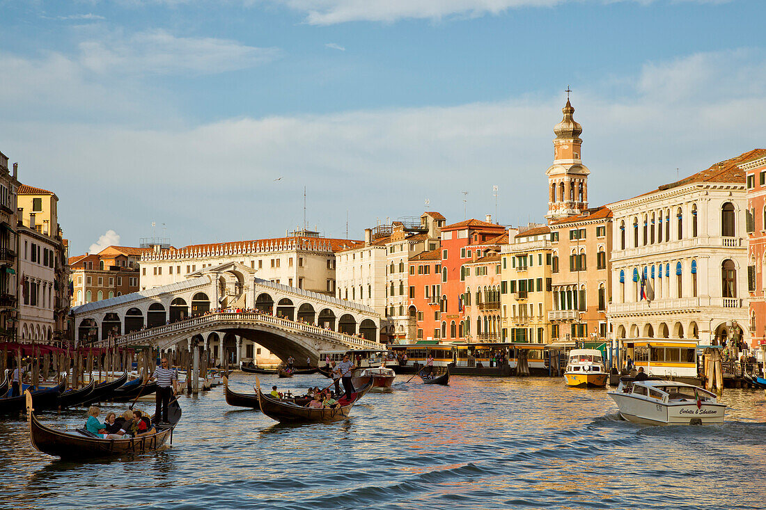 Gondeln auf dem Canal Grande mit Rialto-Brücke, Venedig, Venetien, Italien