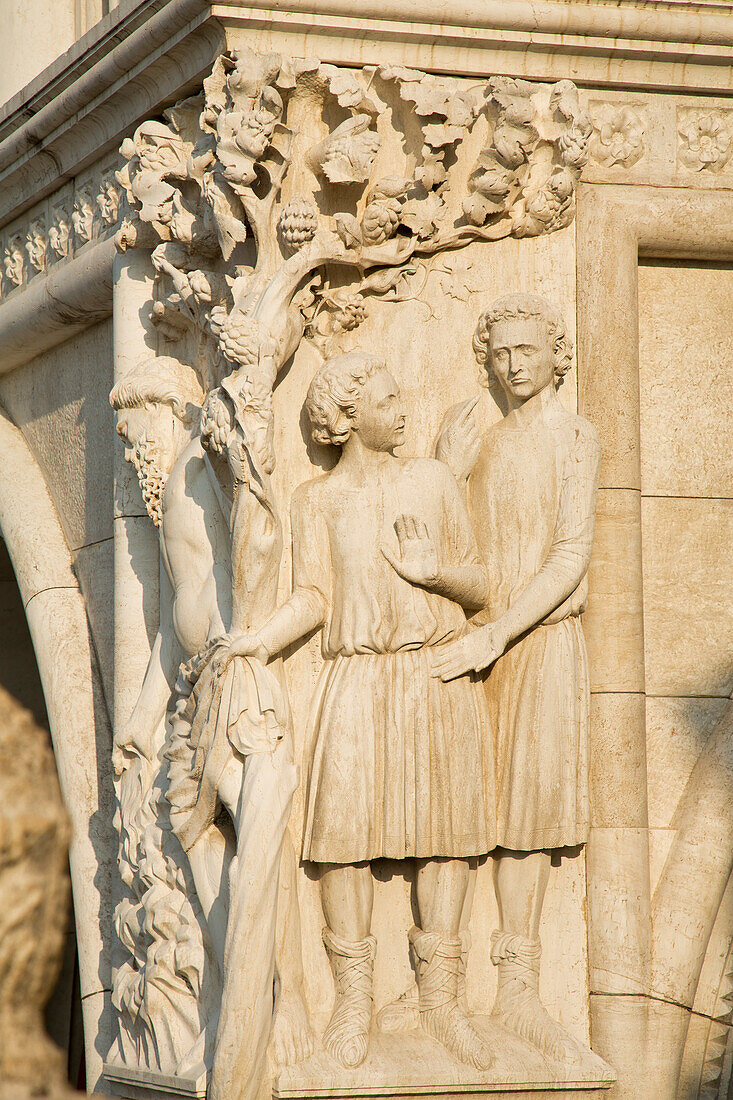 Skulpturen an einer Gebäudefassade am Markusplatz, Venedig, Venetien, Italien, Europa