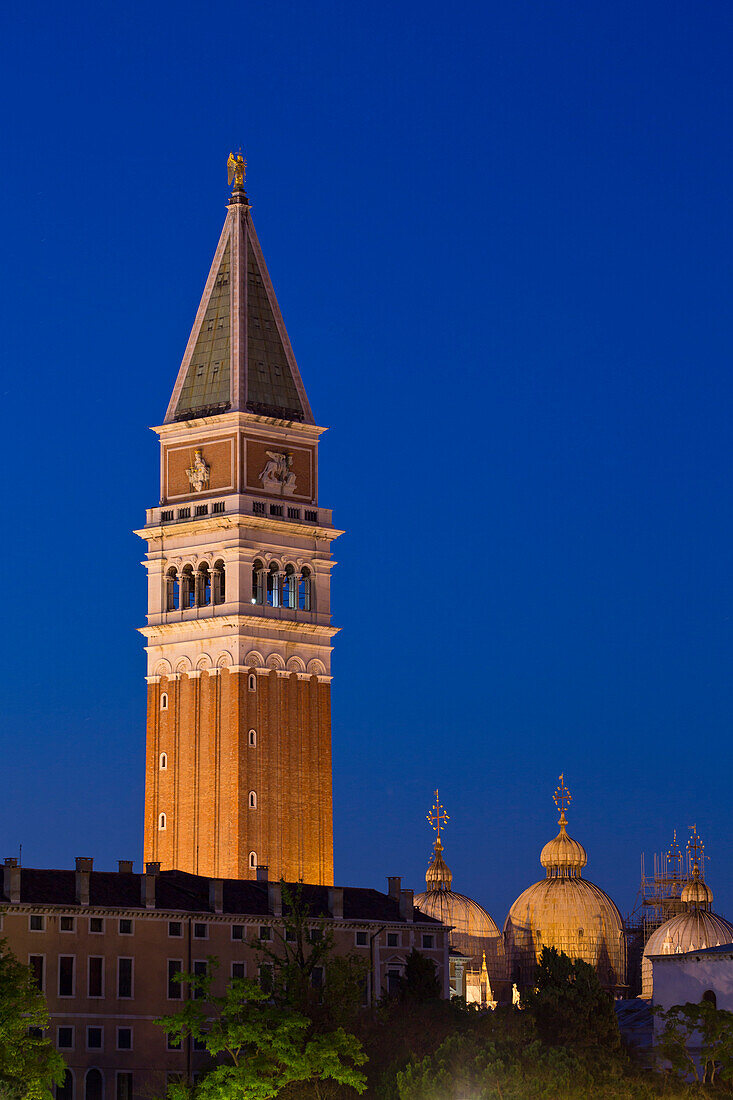Campanile und Piazza San Marco fotografiert vom Wasser aus, Campanile, Piazza San Marco, Venedig, Italien, Europa