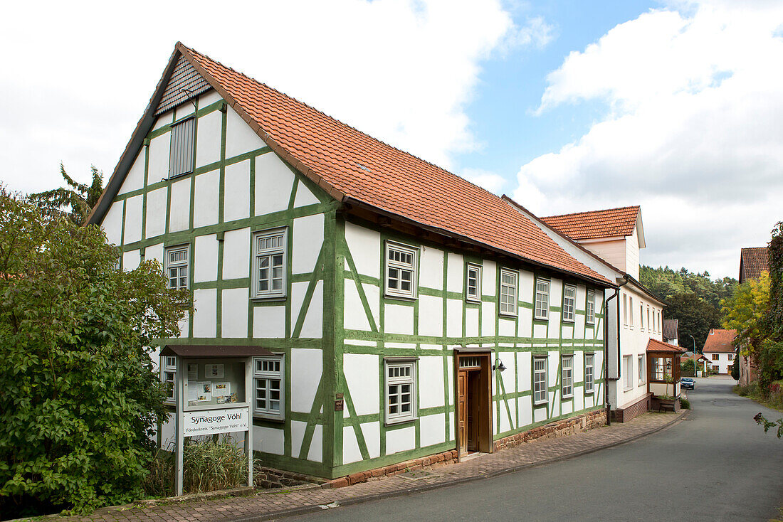Außenansicht der Synagoge Vöhl, die in einem Fachwerkhaus beheimatet ist, Vöhl, Nordhessen, Hessen, Deutschland, Europa