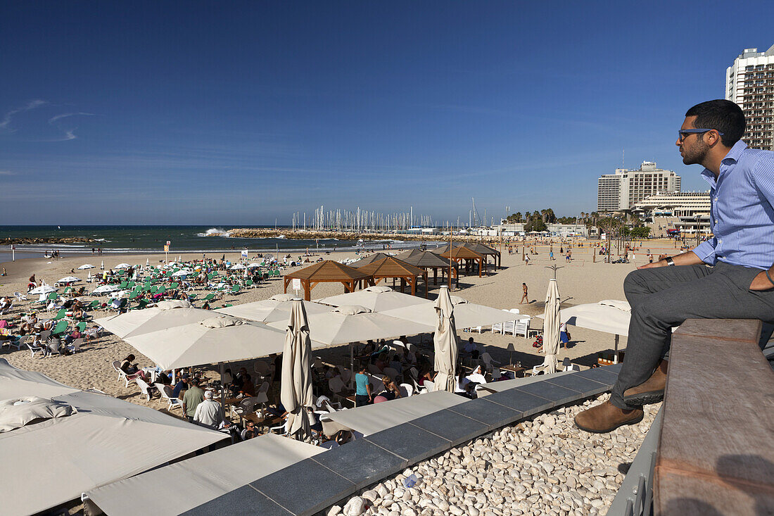 Mann schaut zum Meer, Strand von Tel-Aviv, Israel, Naher Osten, Asien