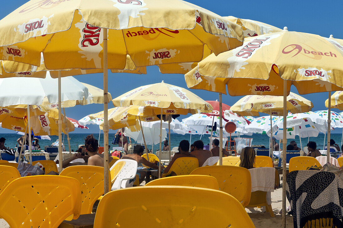 Sonnenschirme und gelbe Strandstühle am Strand, Tel-Aviv, Israel, Naher Osten, Asien