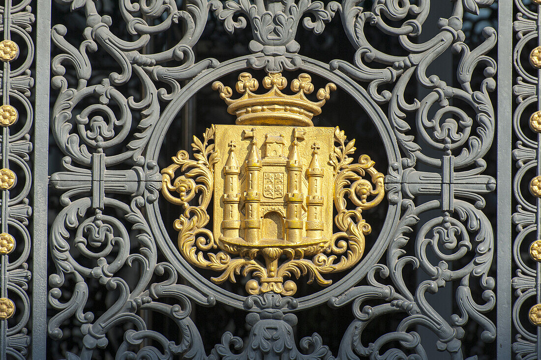 schmiedeeisernes Tor und goldenes Wappen, königliches Theater, Grand Place, Mons, Hennegau, Wallonie, Belgien, Europa
