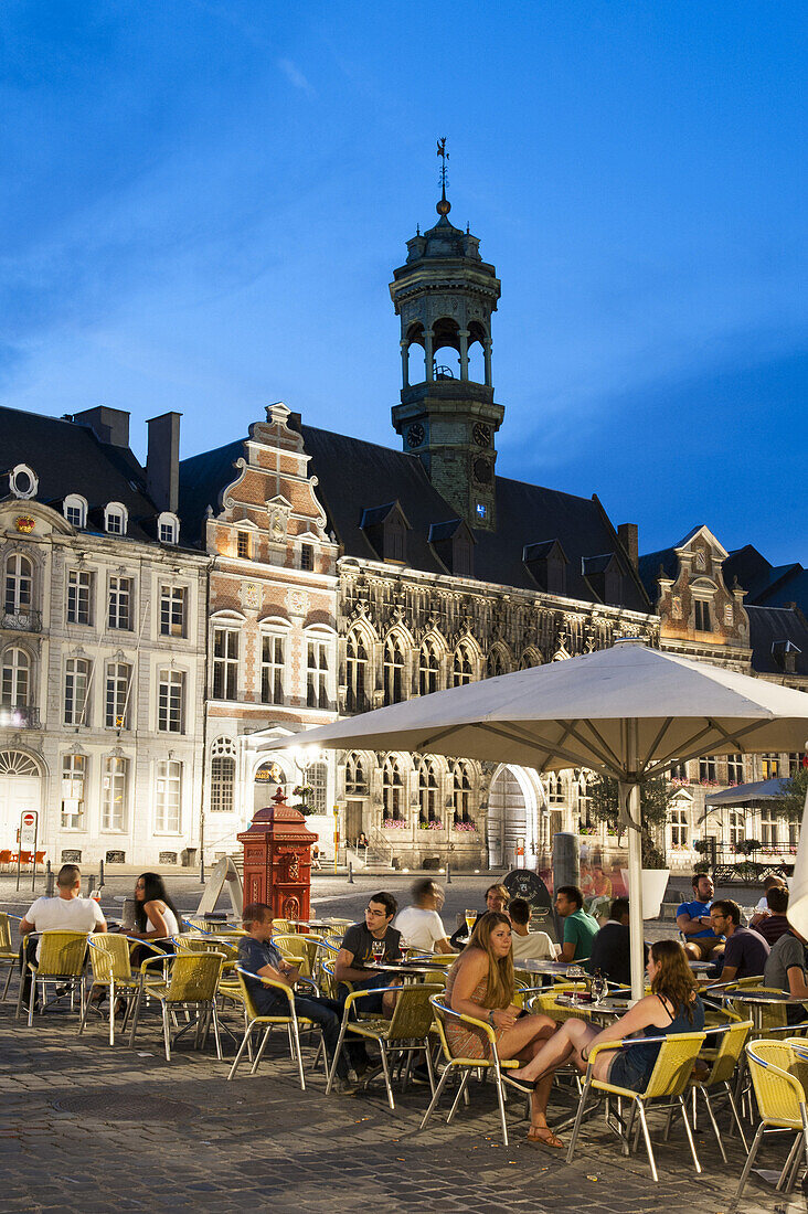 Grand Place bei Dämmerung, Rathaus, Mons, Hennegau, Wallonie, Belgien, Europa
