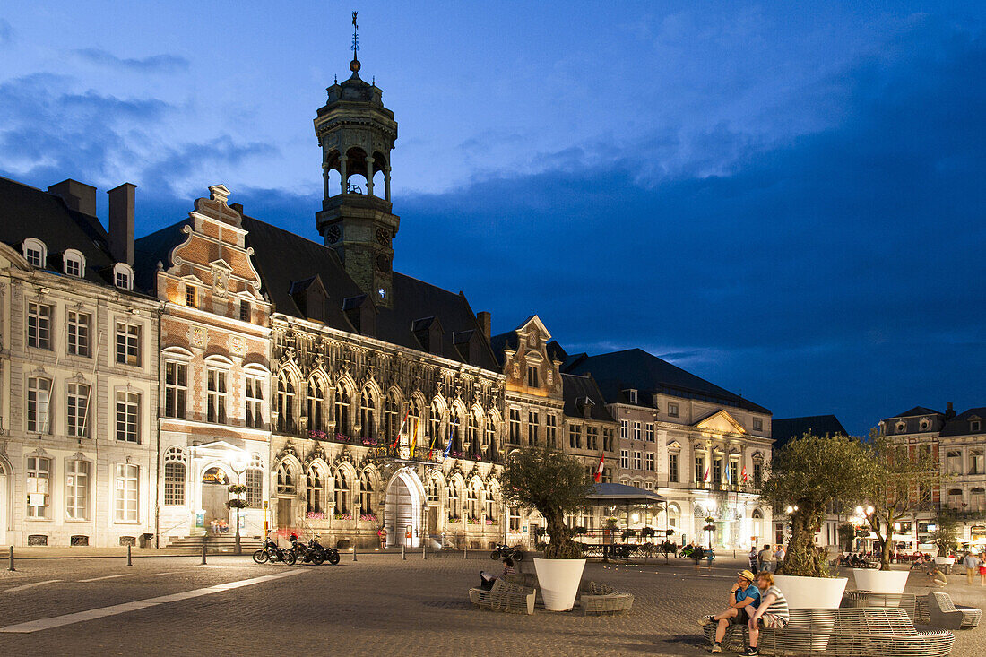 Grand Place bei Dämmerung, Rathaus, Mons, Hennegau, Wallonie, Belgien, Europa