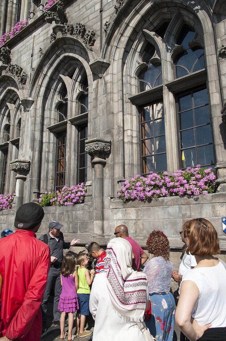 Besuchergruppe vor dem Rathaus, Grand Place, Mons, Hennegau, Wallonie, Belgien, Europa