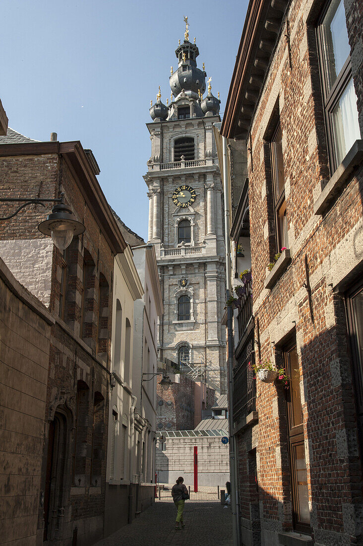 Blick durch Gasse auf den Belfried, Mons, Hennegau, Wallonie, Belgien, Europa