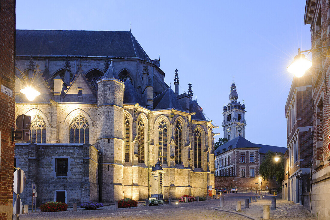 Beleuchtete Stiftskirche St. Waltrudis, Sainte-Waudru und Belfried bei Dämmerung, Mons, Hennegau, Wallonie, Belgien, Europa
