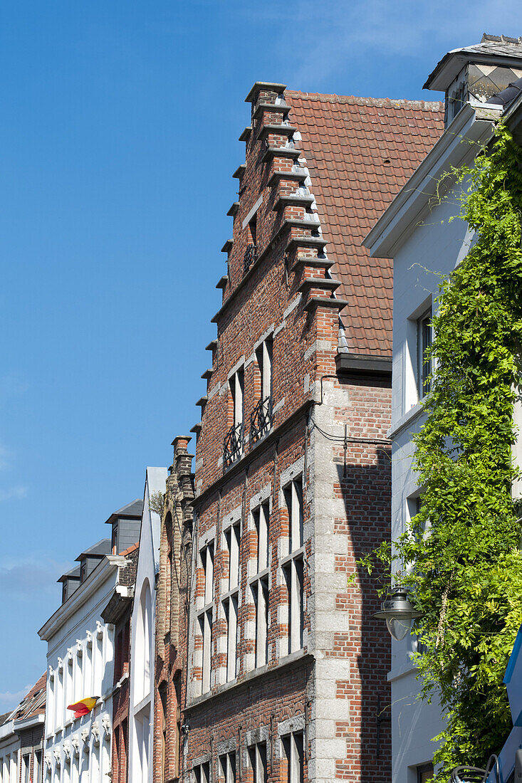 historisches Backstein-Haus in der Altstadt, Mons, Hennegau, Wallonie, Belgien, Europa