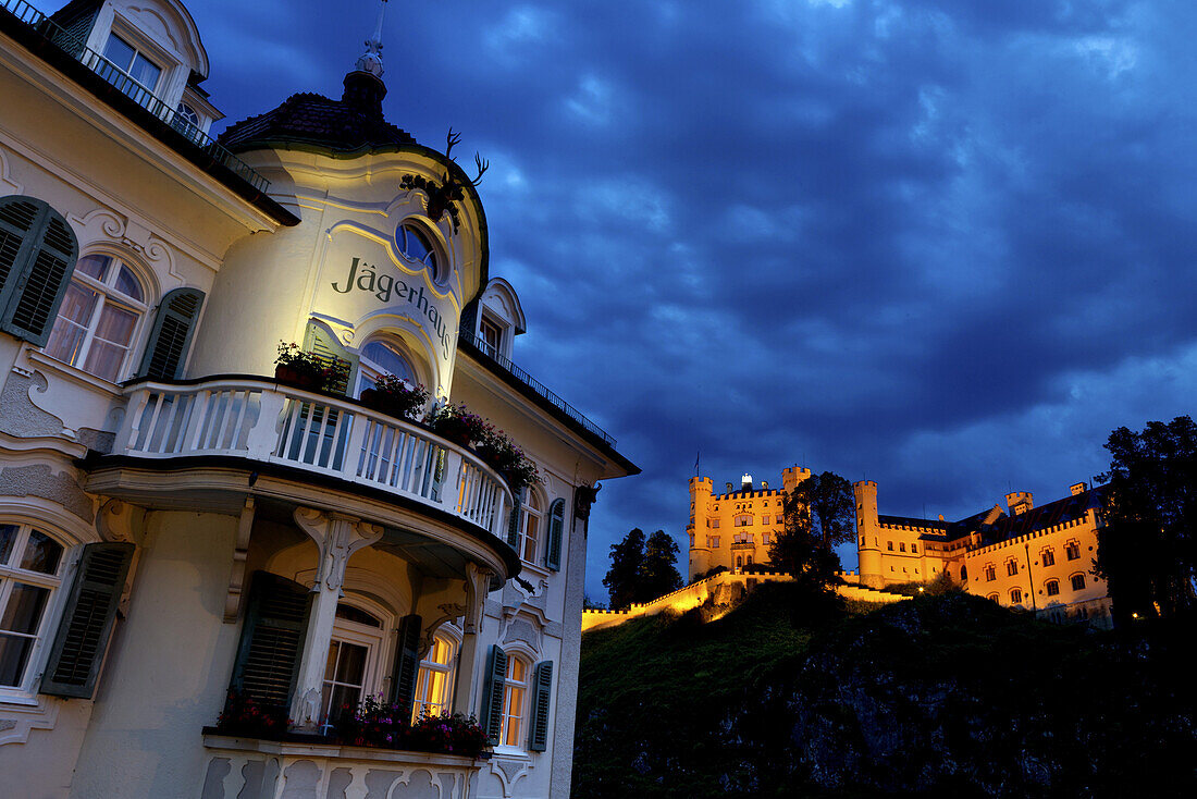 Schloss Hohenschwangau und Schlosshotel Jägerhaus im Abendlicht, Hohenschwangau, Bayern, Deutschland, Europa