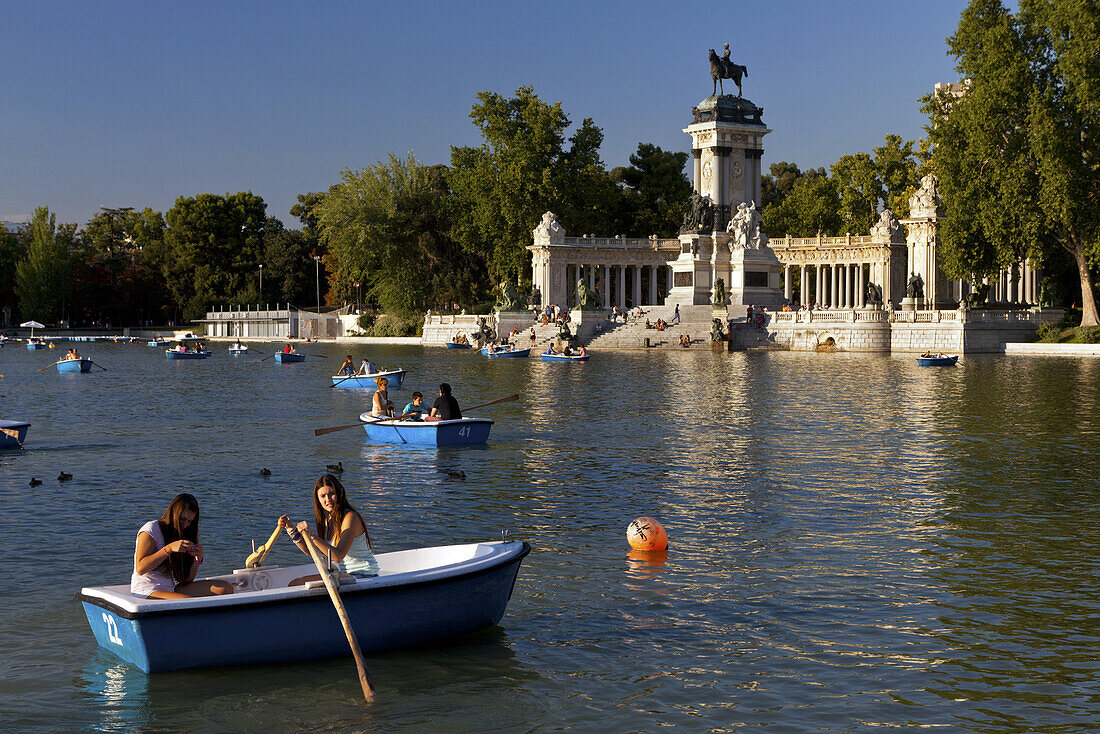 Ruderboote auf dem See, Parque del Retiro, Madrid, Spain, Europa
