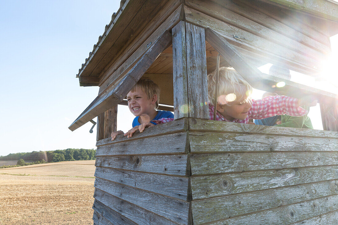 Kinder in einem Hochsitz am Aussichtspunkt Schwarzer Berg, Biosphärenreservat Schorfheide-Chorin, Gerswalde-Friedenfelde, Uckermark, Brandenburg, Deutschland
